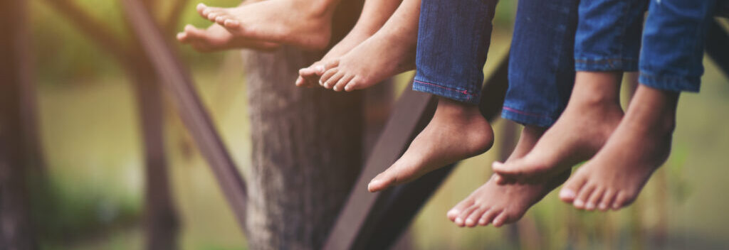 L’attribut alt de cette image est vide, son nom de fichier est feet-children-sitting-relaxed-park-1024x683-1-e1738676589488.jpg.